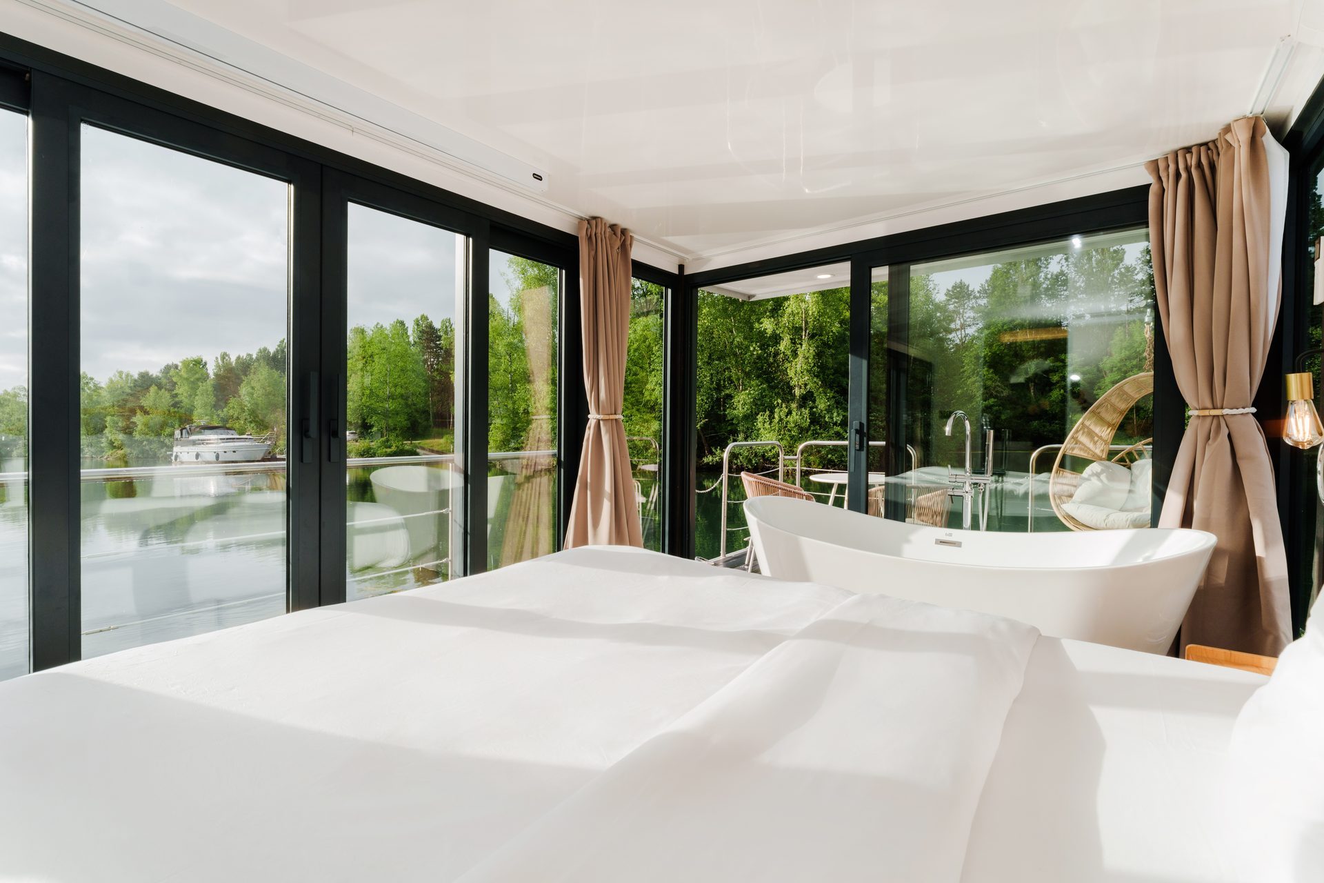 Calypso 24 — chambre baignoire vue eau