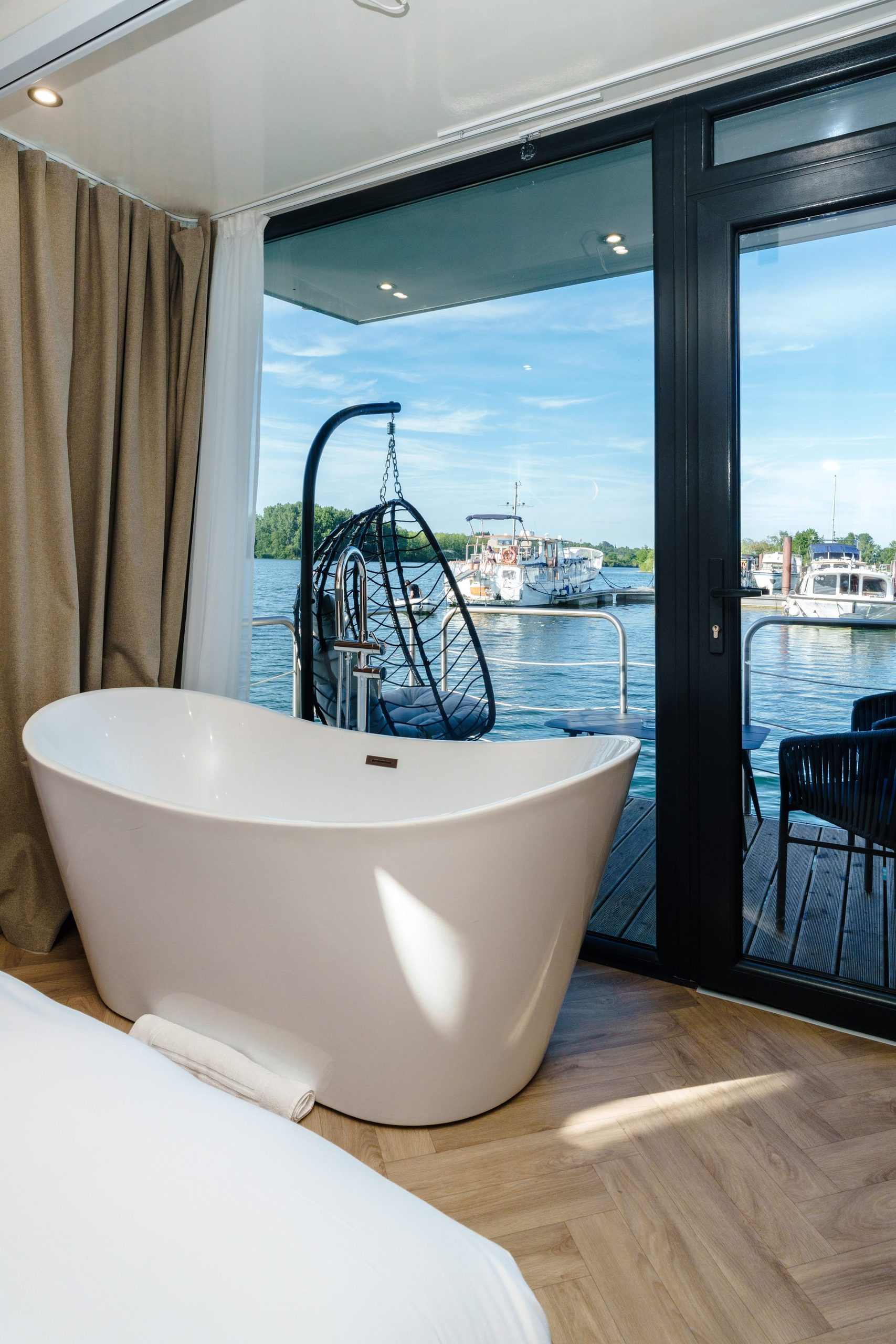 Pélagos 47 — baignoire vue port