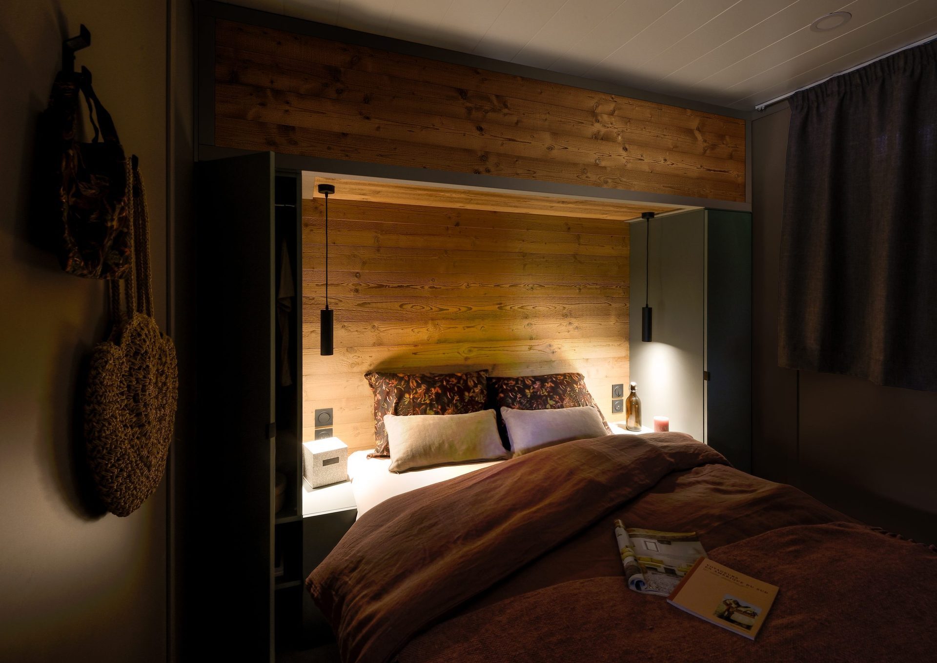 Théia — chambre sombre lumière